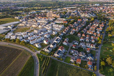 Deutschland, Baden-Württemberg, Weinstadt, Luftaufnahme von Neubaugebiet und modernen Häusern - WDF07524