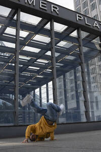 Tänzerin beim Breakdance vor einem Gebäude - NGF00810