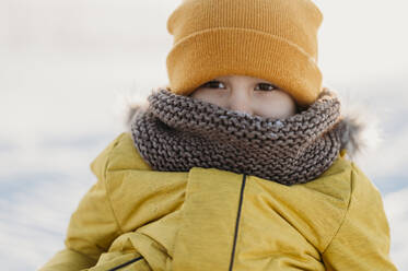 Junge trägt warme Kleidung im Winter - ANAF02682