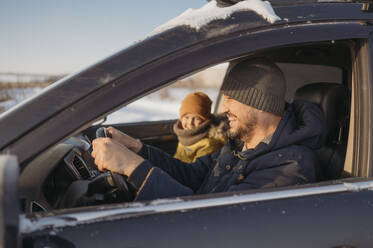 Vater genießt Autofahrt mit Sohn im Winter - ANAF02685