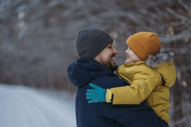 Vater und Sohn haben Spaß im Winterwald - ANAF02690