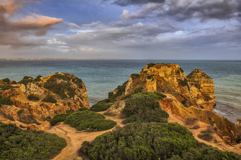 Portugal, Algarve, Lagos, Wolken über Klippen an der Atlantikküste - ABOF00943