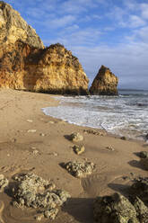 Portugal, Algarve, Lagos, Strand Camilo mit Klippen im Hintergrund - ABOF00948