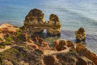 Portugal, Algarve, Lagos, Küssendes Paar Felsen an der Ponta da Piedade - ABOF00952