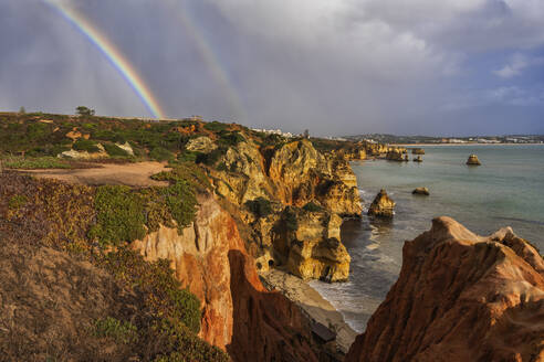 Portugal, Algarve, Lagos, Doppelter Regenbogen über Küstenklippen - ABOF00953