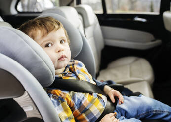 Junge mit Sicherheitsgurt und im Auto sitzend - NJAF00739
