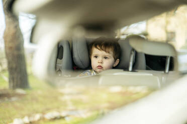 Spiegelung eines Jungen auf dem Rücksitz eines Autos - NJAF00740