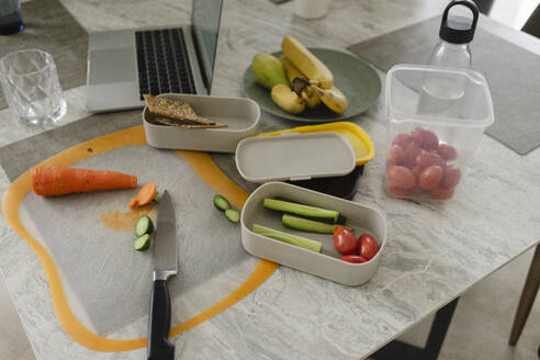 Gesundes Obst und Gemüse in der Lunchbox auf dem Tisch zu Hause - SEAF02193