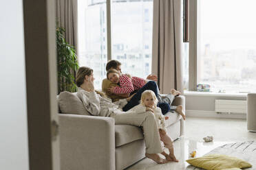 Die Familie verbringt ihre Freizeit gemeinsam zu Hause - SEAF02214