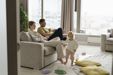 Glückliche Familie sitzt auf dem Sofa und hat Spaß zu Hause - SEAF02215