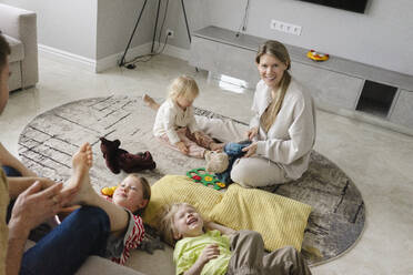 Glückliche Familie hat Spaß auf dem Fußboden zu Hause - SEAF02222