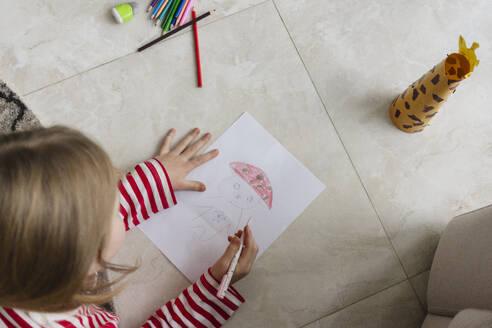 Mädchen zeichnet zu Hause auf Papier - SEAF02237