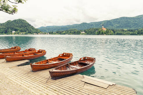 Slowenien, Oberkrain, Bled, Bootsverleih am Ufer des Bleder Sees im Sommer - TAMF04189