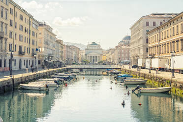 Italien, Friaul-Julisch Venetien, Triest, Boote auf dem Canal Grande im Sommer - TAMF04190