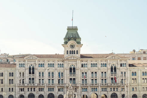 Italien, Friaul-Julisch Venetien, Triest, Fassade des historischen Rathauses im Sommer - TAMF04193