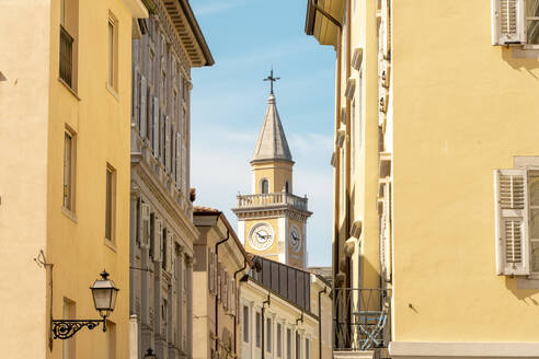 Italien, Friaul-Julisch Venetien, Triest, Historische Gebäude auf der Piazza de Cavana mit der Chiesa Sant Antonio Vecchio im Hintergrund - TAMF04197