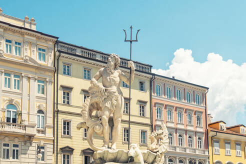 Italien, Friaul-Julisch Venetien, Triest, Neptunbrunnen auf der Piazza della Borsa - TAMF04201