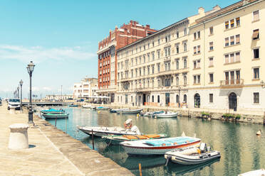Italien, Friaul-Julisch Venetien, Triest, Boote auf dem Canal Grande im Sommer - TAMF04202