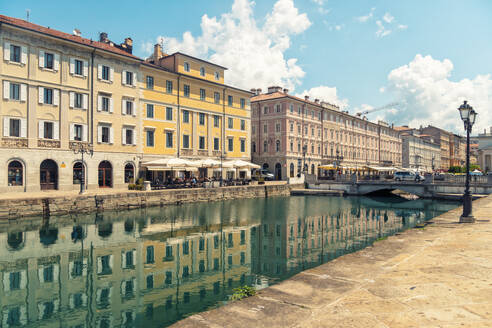 Italien, Friaul-Julisch Venetien, Triest, Gebäude, die sich im Canal Grande spiegeln - TAMF04204