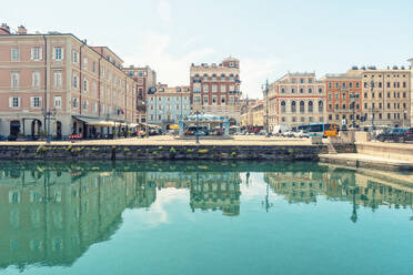 Italien, Friaul-Julisch Venetien, Triest, Canal Grande mit Piazza del Ponte Rosso im Hintergrund - TAMF04205