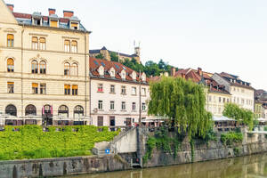 Slowenien, Ljubljana, Gebäude entlang des Kanals Ljubljanica rive - TAMF04206