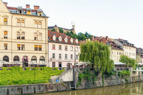 Slovenia, Ljubljana, Buildings along Ljubljanica rive canal - TAMF04206