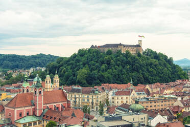 Slowenien, Ljubljana, Franziskanerkirche der Verkündigung mit der Burg von Ljubljana im Hintergrund - TAMF04207