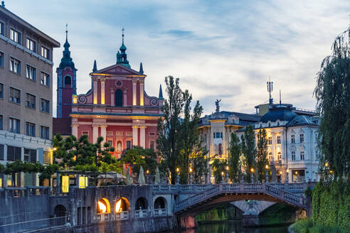 Slowenien, Ljubljana, Dreifachbrücke in der Abenddämmerung mit der Franziskanerkirche der Verkündigung im Hintergrund - TAMF04210
