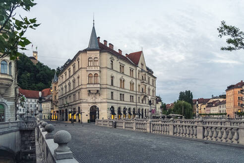 Slowenien, Ljubljana, Blick von der Dreifachbrücke bei Sonnenaufgang - TAMF04212