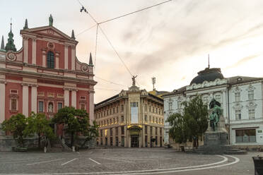 Slowenien, Ljubljana, Leerer Platz Presernov Trg in der Abenddämmerung - TAMF04213