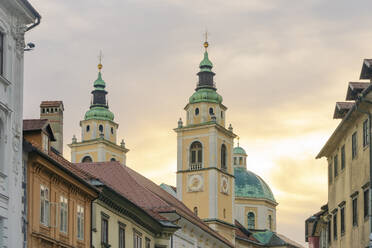 Slowenien, Ljubljana, Glockentürme der St.-Nikolaus-Kathedrale in der Morgendämmerung - TAMF04215