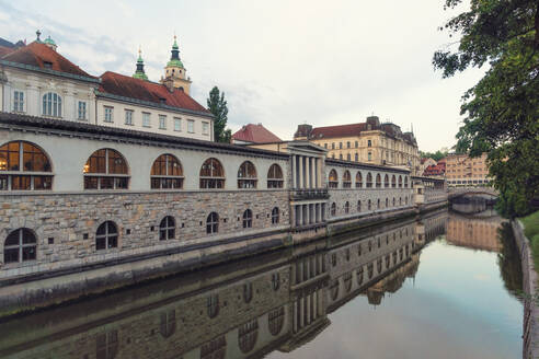 Slowenien, Ljubljana, Zentraler Markt mit Spiegelung im Fluss Ljubljanica in der Morgendämmerung - TAMF04216