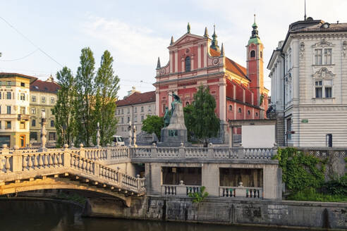 Slowenien, Ljubljana, Dreifache Brücke mit Franziskanerkirche der Verkündigung im Hintergrund - TAMF04217