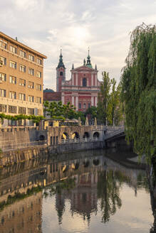 Slowenien, Ljubljana, Dreifachbrücke in der Abenddämmerung mit der Franziskanerkirche der Verkündigung im Hintergrund - TAMF04218