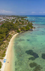 Luftaufnahme von Strand und türkisfarbenem Wasser bei Le Clos Choisy, Mauritius, Indischer Ozean, Afrika - RHPLF31527