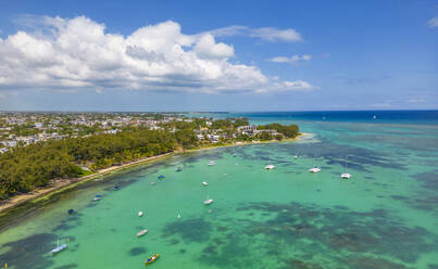 Luftaufnahme von Küstenlinie, Strand und türkisfarbenem Wasser am Cap Malheureux, Mauritius, Indischer Ozean, Afrika - RHPLF31528