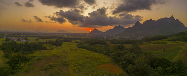Blick auf einen goldenen Sonnenuntergang hinter dem Long Mountain und einem Flickenteppich aus grünen Feldern, Mauritius, Indischer Ozean, Afrika - RHPLF31529