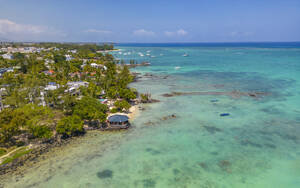 Luftaufnahme von Strand und türkisfarbenem Wasser bei Le Clos Choisy, Mauritius, Indischer Ozean, Afrika - RHPLF31530