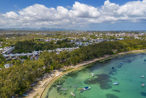 Luftaufnahme von Küstenlinie, Strand und türkisfarbenem Wasser am Cap Malheureux, Mauritius, Indischer Ozean, Afrika - RHPLF31534