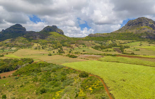 Luftaufnahme des Long Mountain und der Felder am Long Mountain, Mauritius, Indischer Ozean, Afrika - RHPLF31540