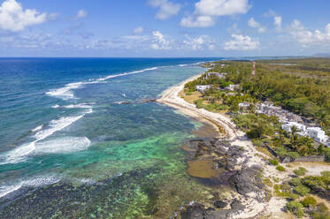 Luftaufnahme der Küstenlinie in der Nähe des öffentlichen Strandes von Poste La Fayette, Mauritius, Indischer Ozean, Afrika - RHPLF31546