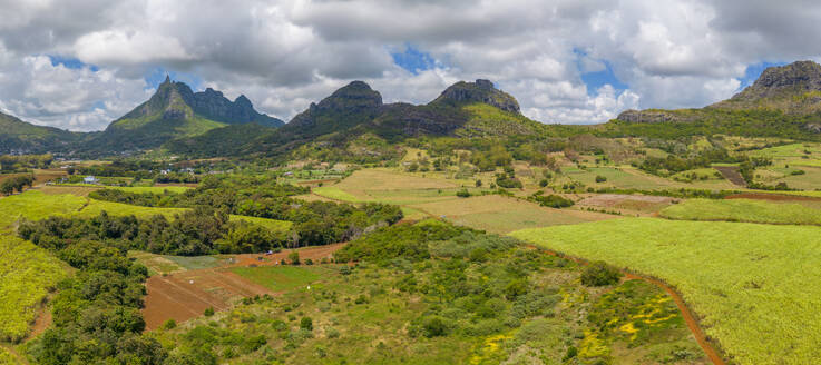 Luftaufnahme des Long Mountain und der Felder am Long Mountain, Mauritius, Indischer Ozean, Afrika - RHPLF31547