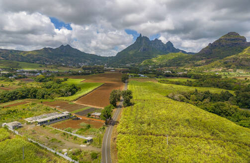 Luftaufnahme des Long Mountain und der Felder am Long Mountain, Mauritius, Indischer Ozean, Afrika - RHPLF31549