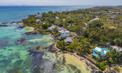 Luftaufnahme von Küstenlinie, Strand und türkisfarbenem Wasser am Cap Malheureux, Mauritius, Indischer Ozean, Afrika - RHPLF31550