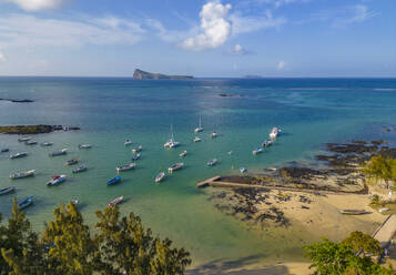 Luftaufnahme der Bucht bei Notre-Dame Auxiliatrice de Cap Malheureux, Cap Malheureux, Mauritius, Indischer Ozean, Afrika - RHPLF31557