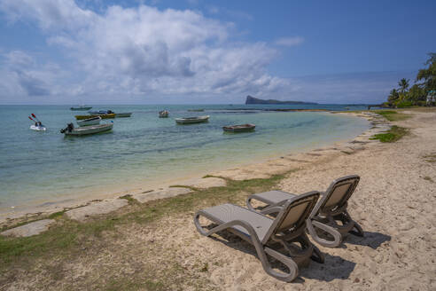 Blick auf den Strand und den türkisfarbenen Indischen Ozean an einem sonnigen Tag in Cap Malheureux, Mauritius, Indischer Ozean, Afrika - RHPLF31558