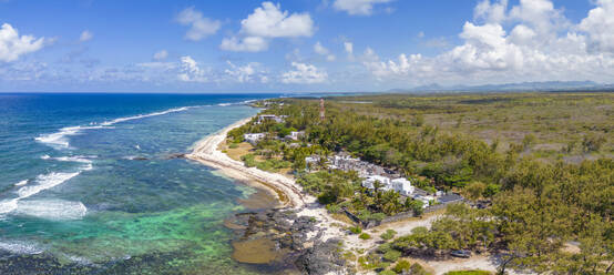 Luftaufnahme der Küstenlinie in der Nähe des öffentlichen Strandes von Poste La Fayette, Mauritius, Indischer Ozean, Afrika - RHPLF31560