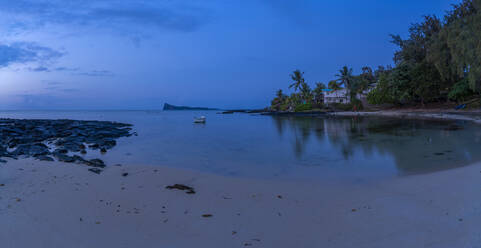 Blick auf den Strand und den türkisfarbenen Indischen Ozean in der Abenddämmerung in Cap Malheureux, Mauritius, Indischer Ozean, Afrika - RHPLF31569