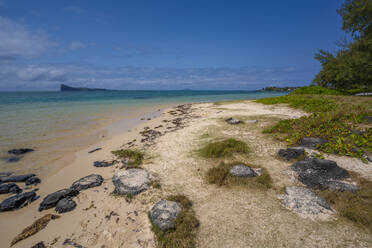 Blick auf den Strand und den türkisfarbenen Indischen Ozean an einem sonnigen Tag in Cap Malheureux, Mauritius, Indischer Ozean, Afrika - RHPLF31572