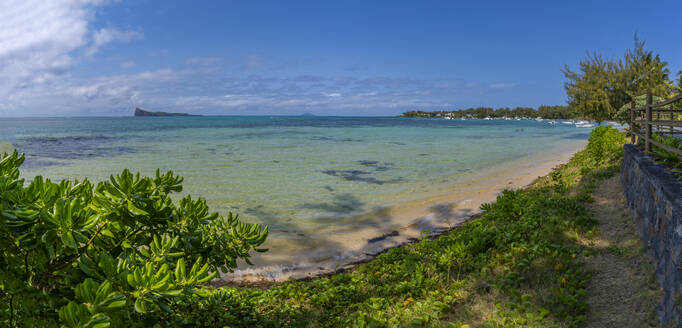 Blick auf den Strand und den türkisfarbenen Indischen Ozean an einem sonnigen Tag in Cap Malheureux, Mauritius, Indischer Ozean, Afrika - RHPLF31573